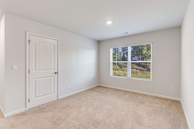 Building Photo - Like New - First Class Amenities