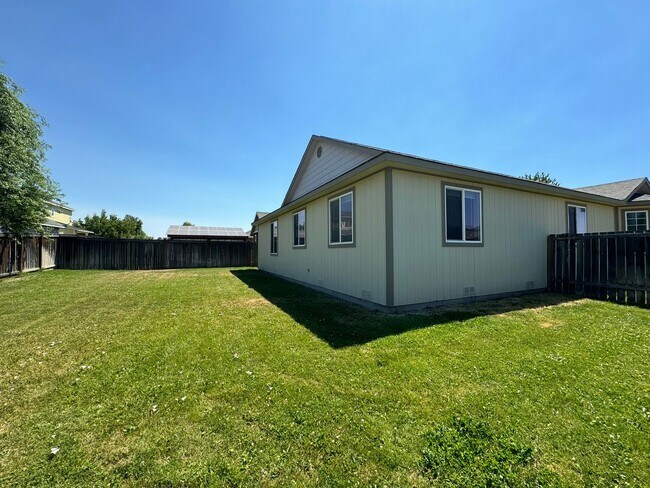 Building Photo - 4 Bedroom, 2 Bath House! Available to Rese...