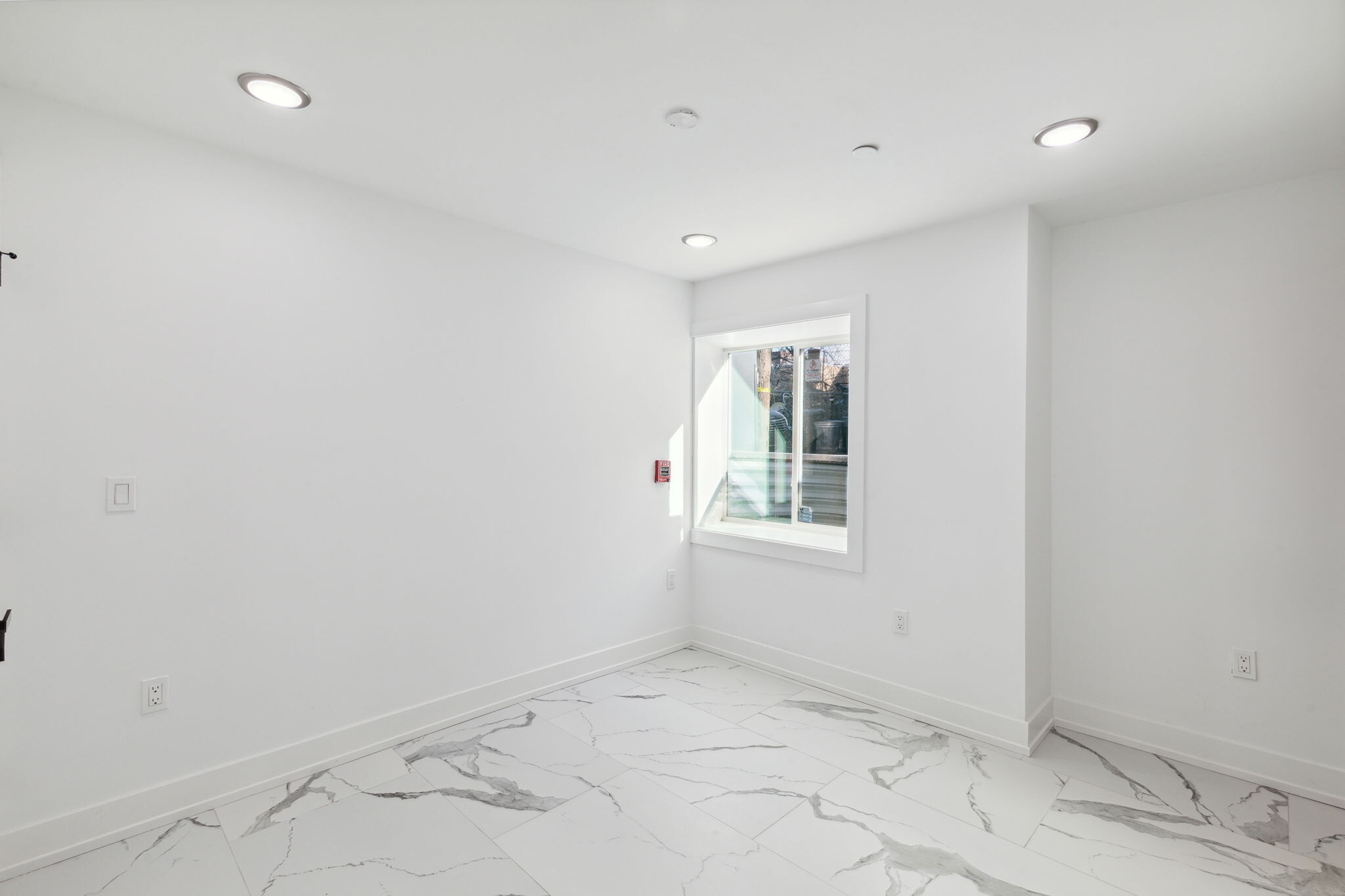 Building Photo - 2550 N Hope St