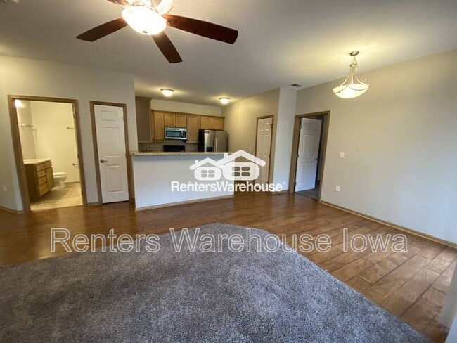 Building Photo - 2000 Meadow Ct