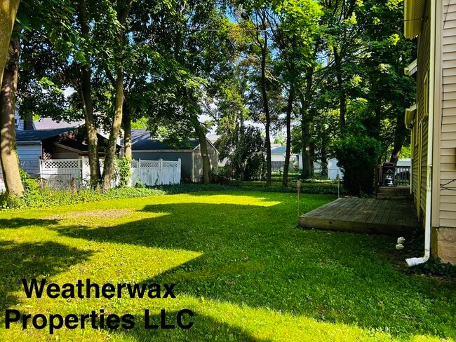 Building Photo - 2315 Fernwood Ave