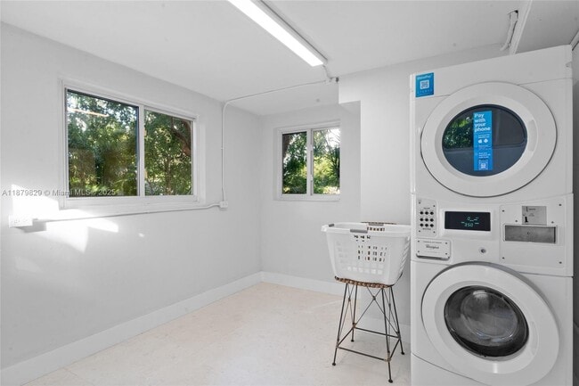 Building Photo - 242 Bougainvillea St