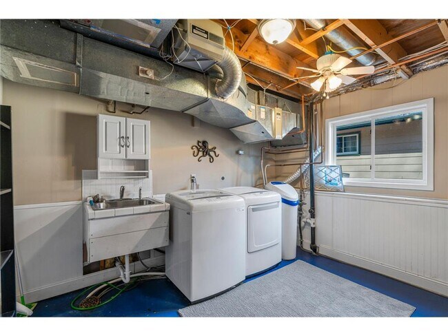 Building Photo - 540 Orchid Ln N