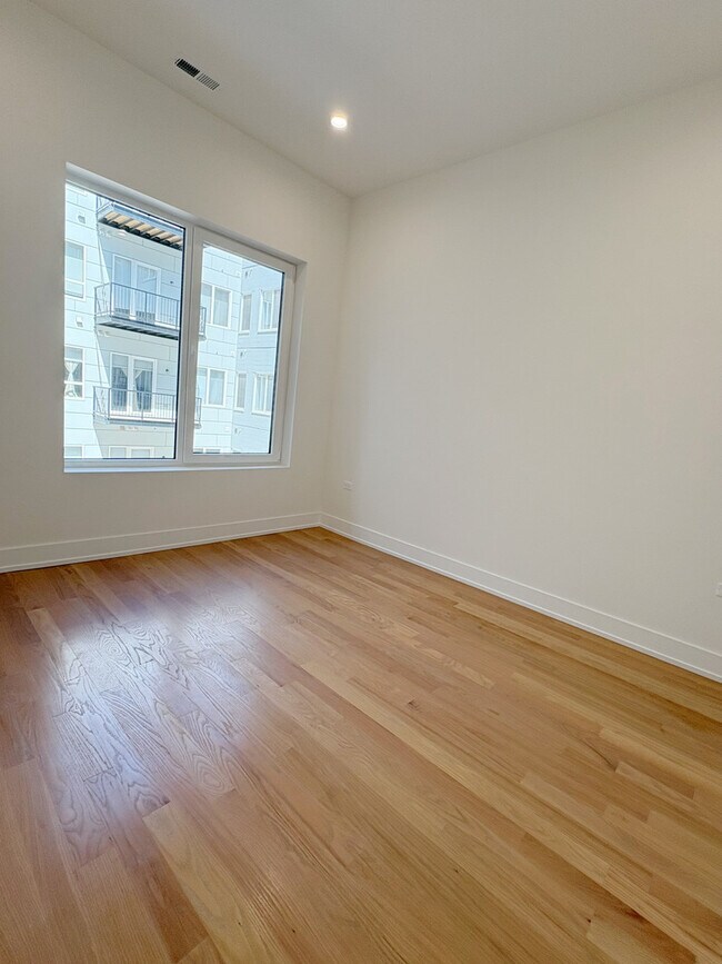 Building Photo - 2127 W Madison St
