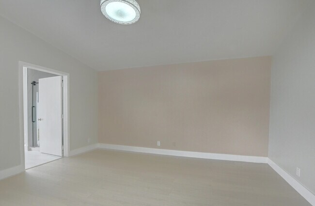 Building Photo - 20995 Country Creek Dr