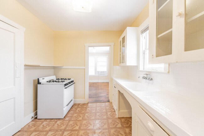 Building Photo - 631 E Ashby Pl