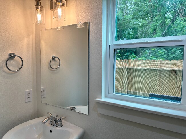 Building Photo - 8404 Tate St