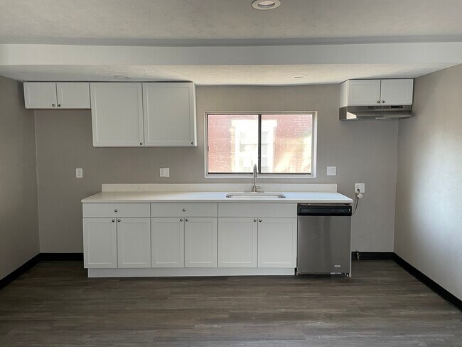 Building Photo - 627 Fountain St