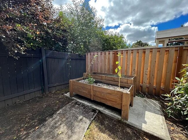 Building Photo - 530 SE 12th Ave