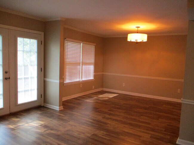 Building Photo - Updated townhome in West Augusta