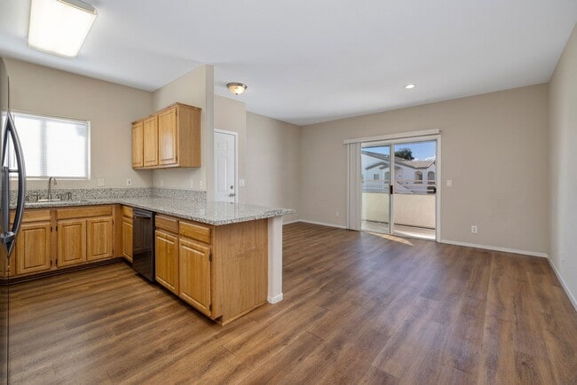 Building Photo - Gated 2 Bedroom 2 Bath Condo on the Second Floor