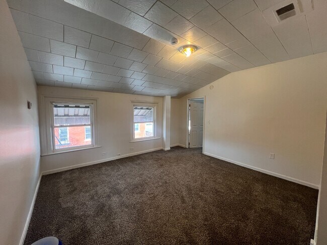 Building Photo - Spacious 3-Bed Apartment - Off-Street Park...