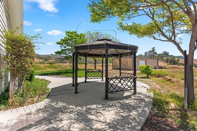 Building Photo - Designer Single-Story Home with Gourmet Kitchen & Mountain Views