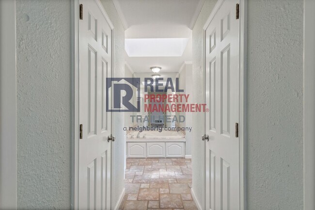 Building Photo - Charming 3 Bed 2 Bath Home in a Great Neighborhood - Private Pool!