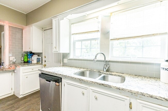Building Photo - Pre-Leasing Summer 2023: Spacious 4/2,