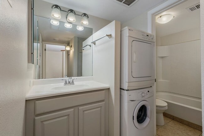 Building Photo - COMING SOON! Spacious 1 Bed 1 Bath Condo i...
