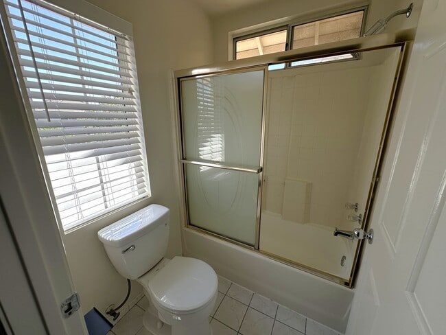 Building Photo - Spacious 4 Bed, 3 Bath Townhome in Gated W...