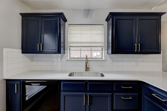 Building Photo - 312 SW 40th St