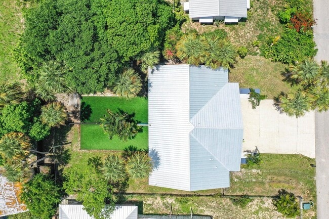 Building Photo - 2134 NE Pelican Terrace