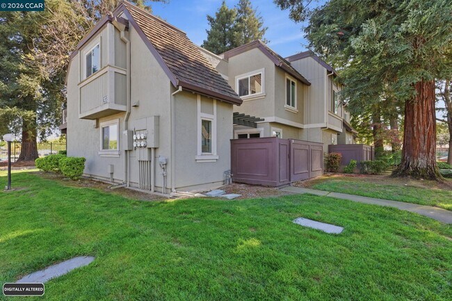 Building Photo - 102 Luna Grande Cir