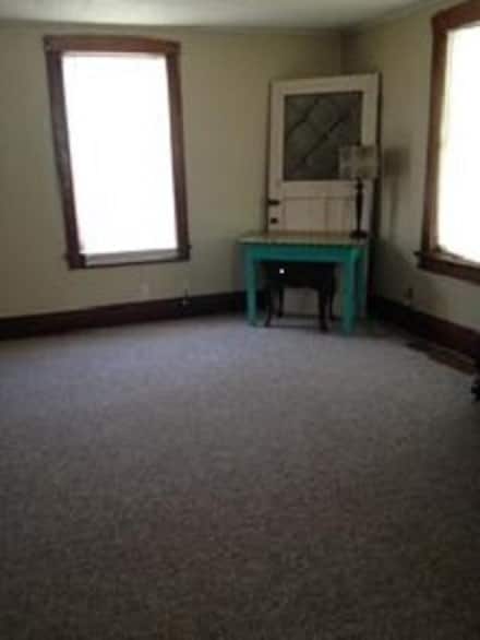 Family room - 816 W 7th St