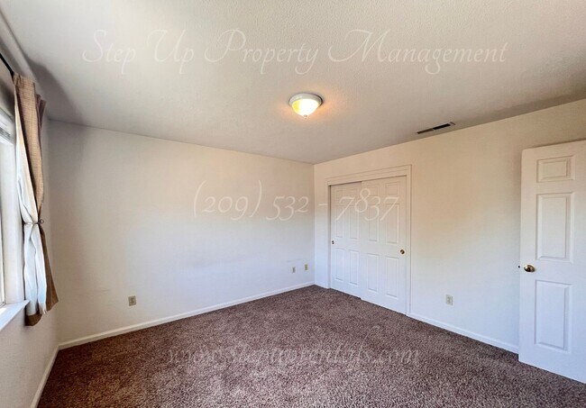 Building Photo - 3 Bedroom 1.5 Bath Townhome near Racetrack Neighborhood!