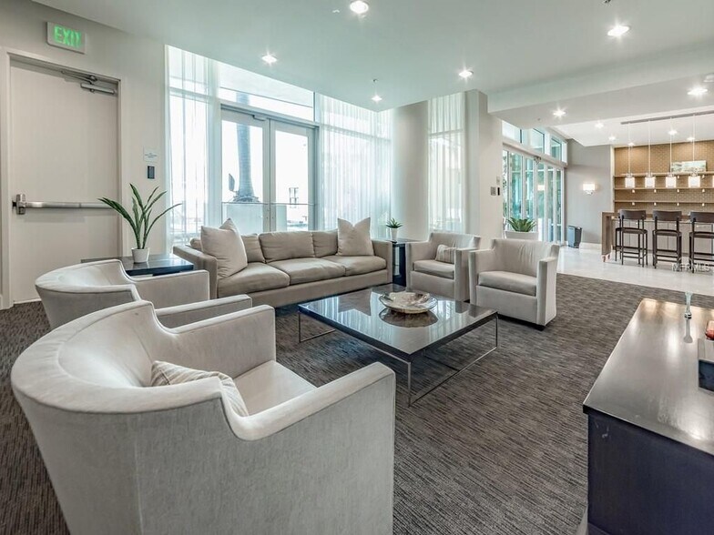 Building Photo - 400 4th Ave S