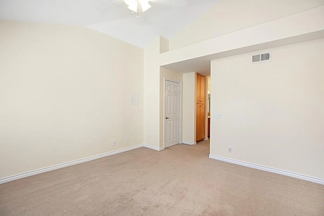 Building Photo - Unit 28E