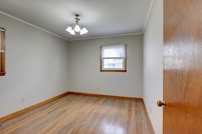 Building Photo - 104 W McReynolds Dr