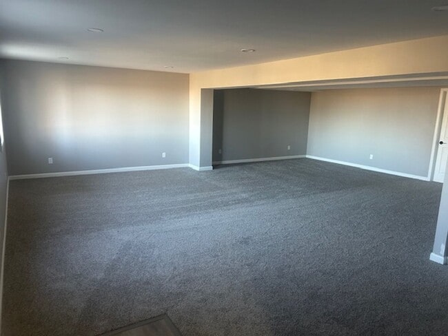 Building Photo - Beautiful 5 Bedroom Home!