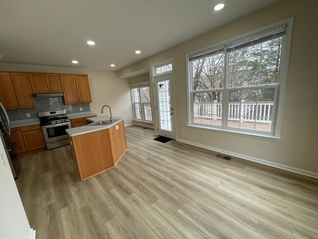Building Photo - Elegant And Spacious 3 Bed 3.5 Bath Townhome In Vibrant Loudon Parkway Center