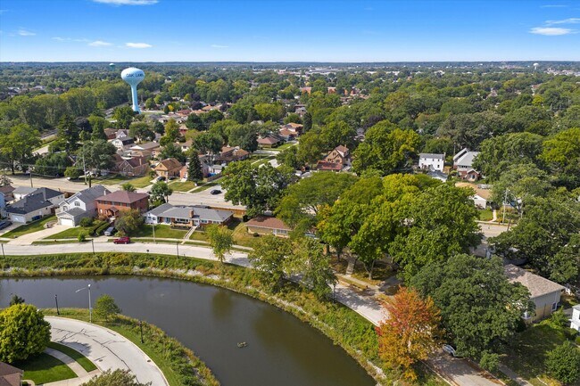 Building Photo - 9624 W Shore Dr