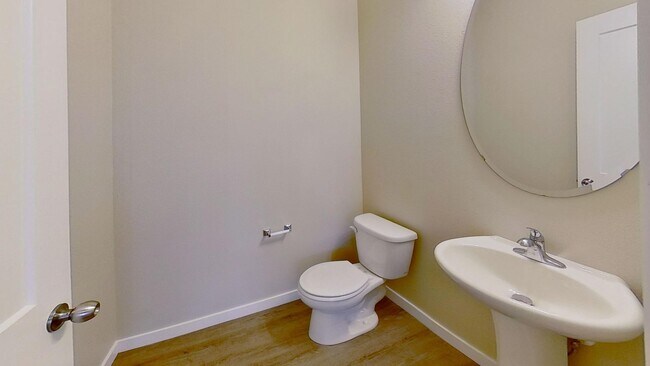 Building Photo - 3 Bedroom 2.5 Bath Duplex with 2 Car Garage. Apply Today!!