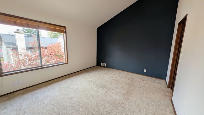 Building Photo - Spacious 3 Bedroom Townhome in Small Complex