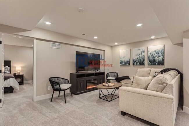 Building Photo - 8375 Holman St