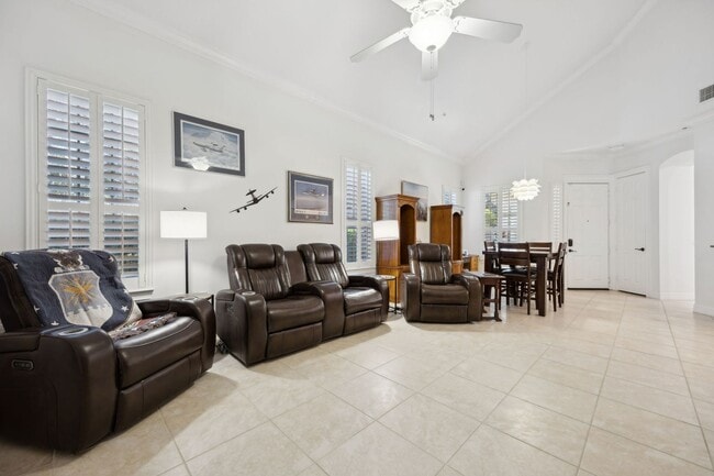 Building Photo - WALK TO THE BEACH!