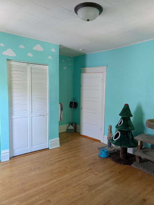 Building Photo - 3BR/2BA Northeast Minneapolis Home With Character, Privacy, and Room to Relax