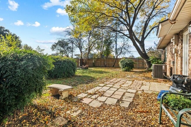 Building Photo - Spacious 3-Bedroom Home in The Colony – Available Now!