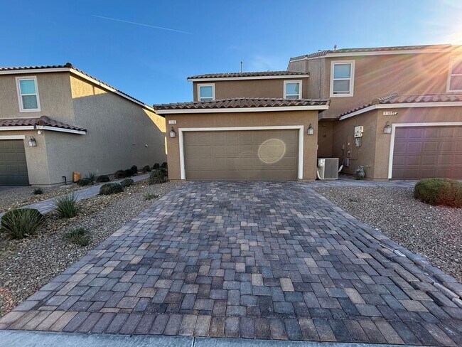 Building Photo - Stunning 3Bed/2Bath/2Car Townhome located in the N. Las Vegas/Tule Springs area!
