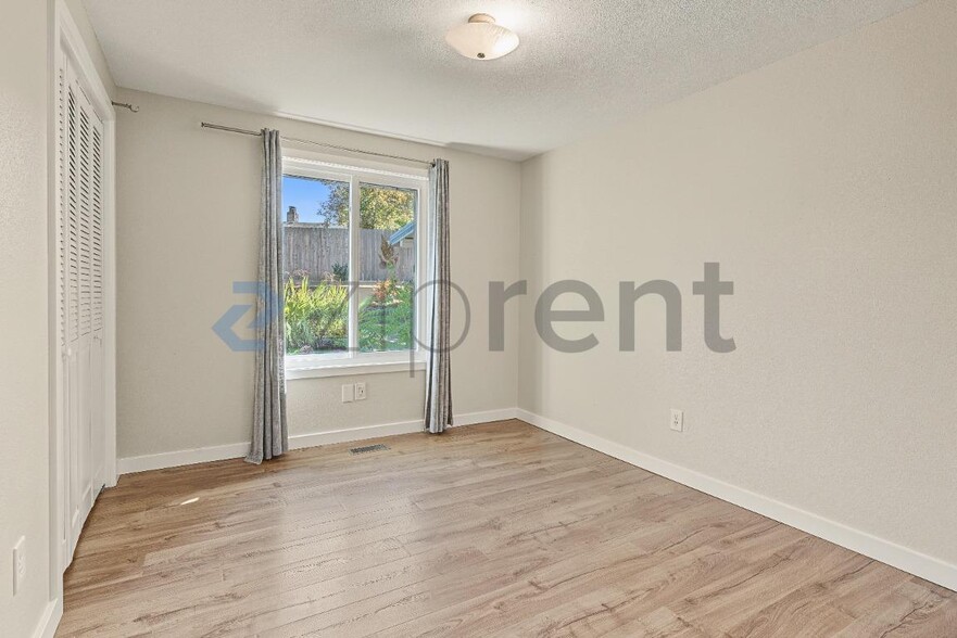 Building Photo - Unit