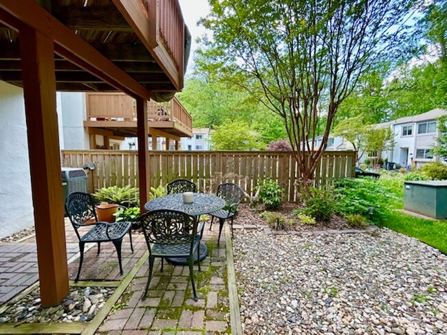 Building Photo - Welcome to this Lovely Home in Reston, VA!