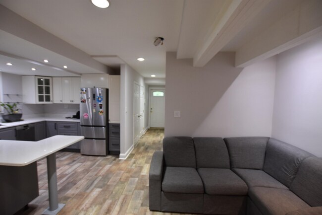 Building Photo - Charming 2BR/1BA Ground Level Condo in Tak...