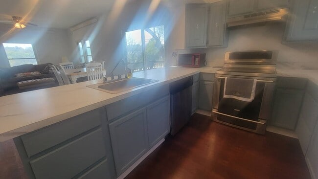 Building Photo - 1020 5th St