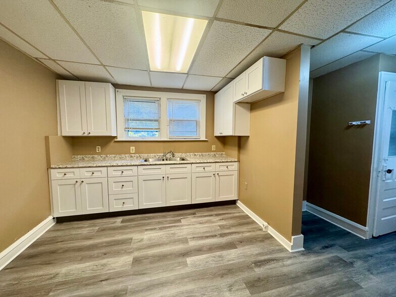 Building Photo - 1604 Yale Ave NW