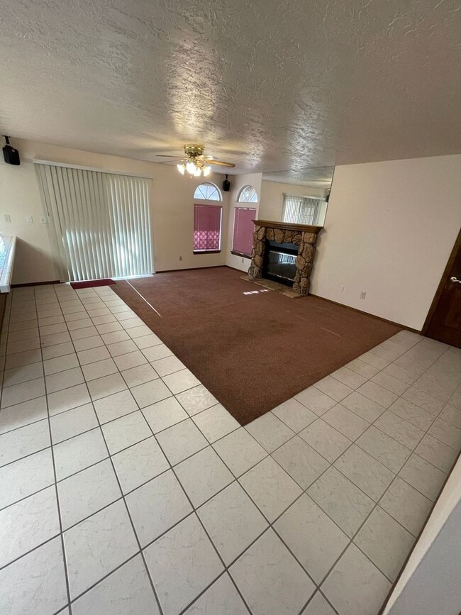 Building Photo - 4 BEDROOM APPLE VALLEY HOME