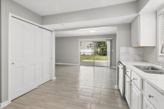Building Photo - 322 Maple Ln