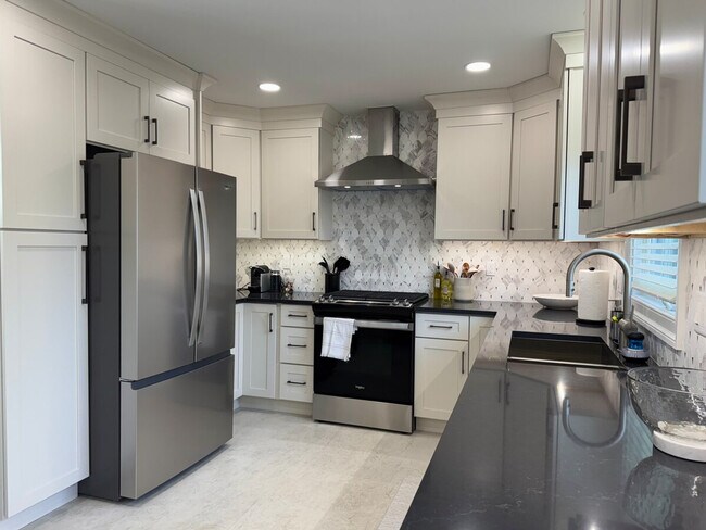 Building Photo - 240 Norgrove Ave