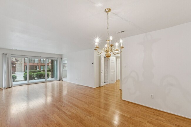 Building Photo - SPACIOUS Bright UNIT.