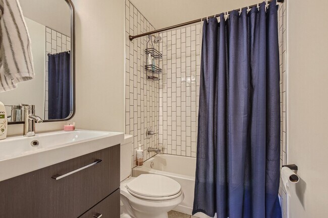 Building Photo - Updated 3BD/ 2BA home in Denver, CO! Available January 1st