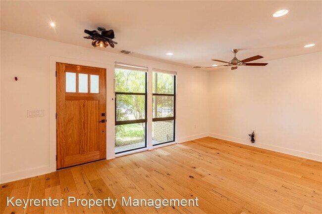 Building Photo - 1423 Broadmoor Dr